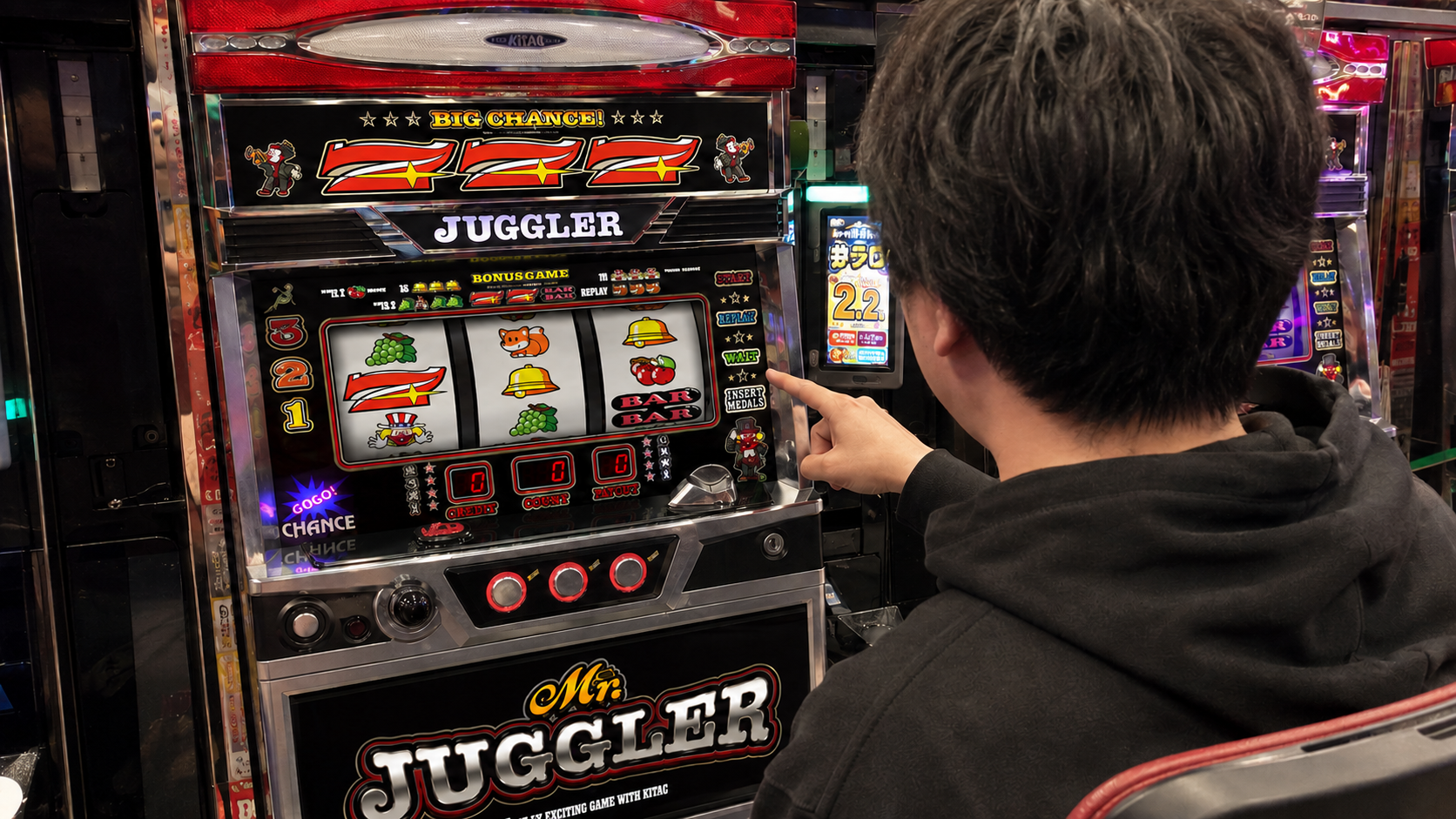 遊技開始前にパチスロ台のリールと遊技説明を確認する成人客