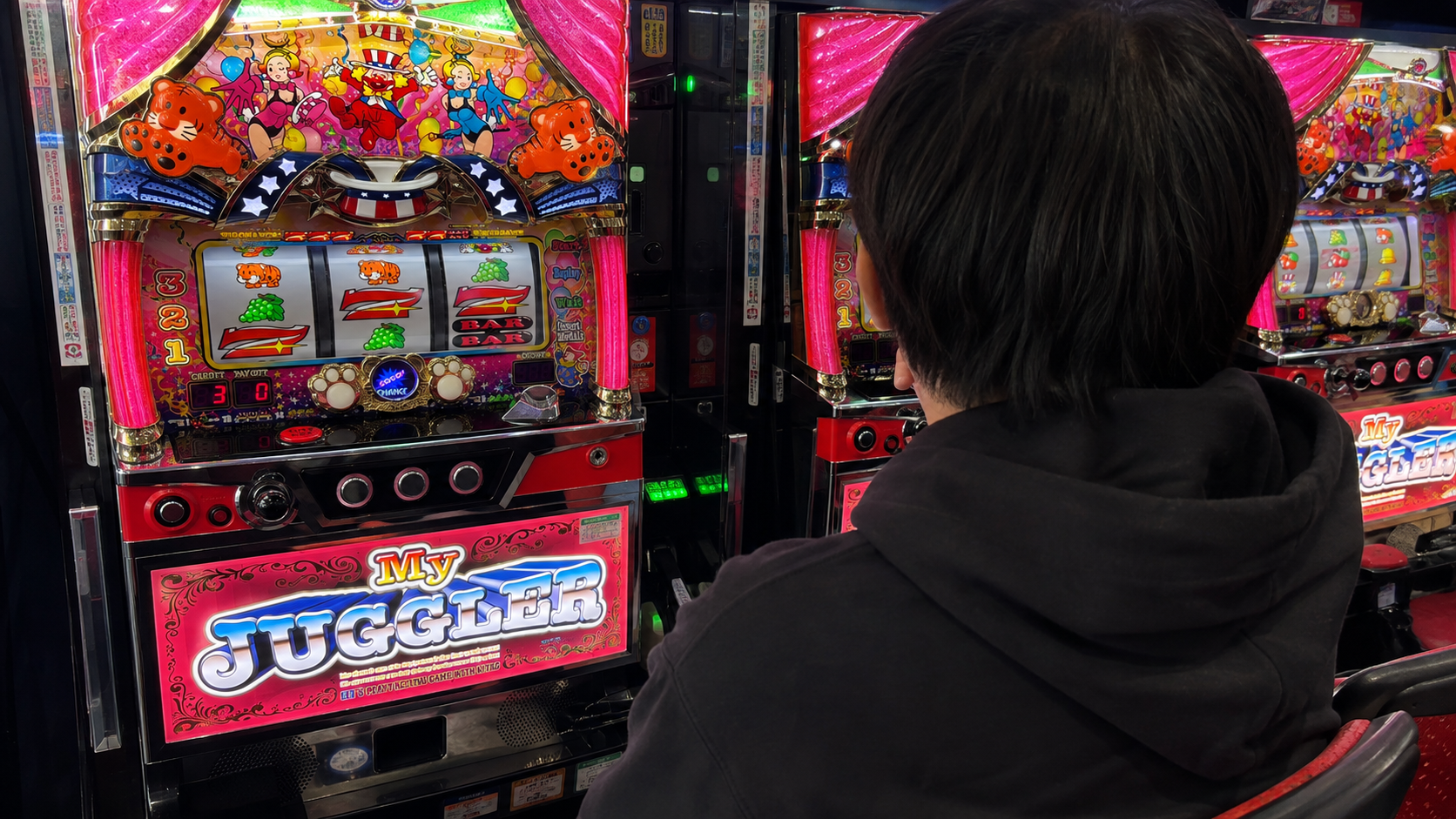 マイジャグラーVの光るGOGO!ランプを見ながら続行か台移動か考える遊技客